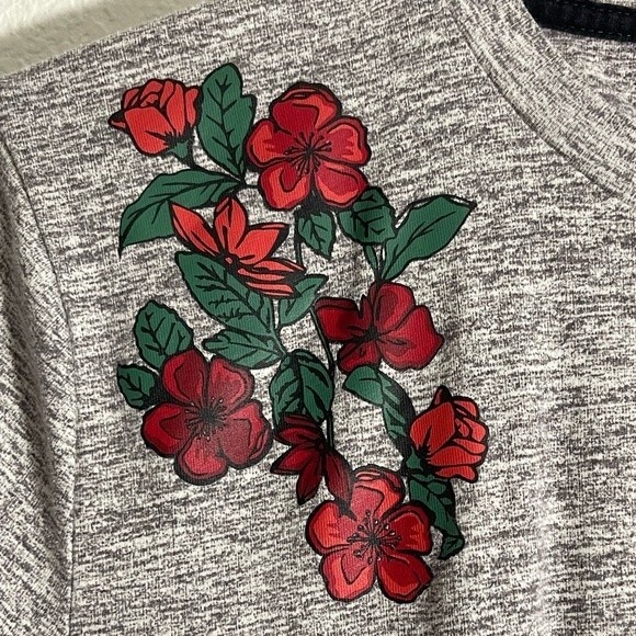 Hollister Curved Hem Tee in Medium Relaxed Fit Roses and Snake Design - Picture 3 of 9